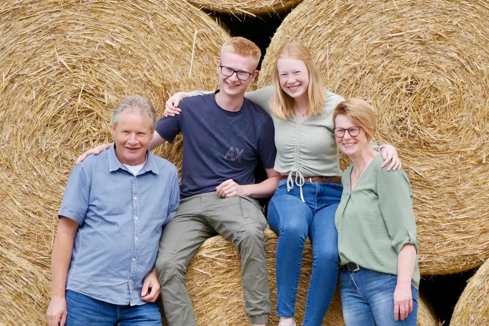 Familienfoto im Heu