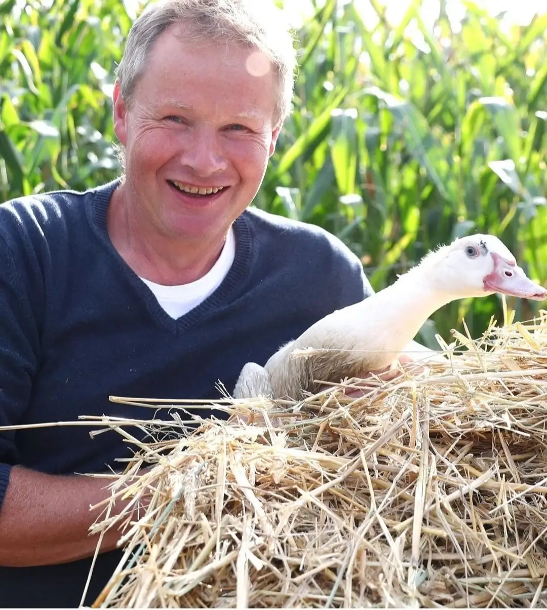 Matthias Hemme mit einer Ente in der Hand